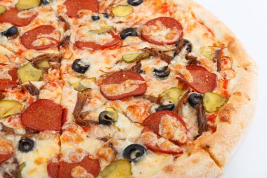 Taze İtalyan klasik orijinal pizza beyaz arka planda izole edilmiş.