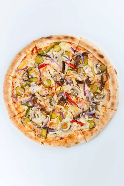 Taze İtalyan klasik orijinal pizza beyaz arka planda izole edilmiş.