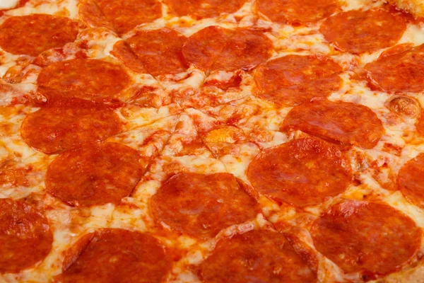 Frische klassische italienische Pizza isoliert auf weißem Hintergrund — Stockfoto
