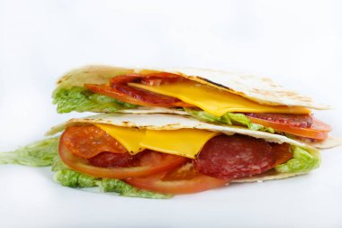 Meksika geleneksel yemeği - quesadillias kapatın. Üstten Görünüm menü fotoğraf