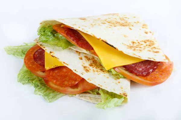 Mexicaanse traditionele gerechten - quesadillias close-up. bovenaanzicht menu foto — Stockfoto