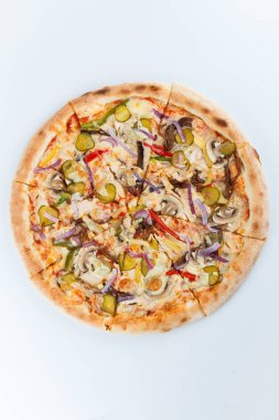 Taze İtalyan klasik orijinal pizza beyaz arka planda izole edilmiş.