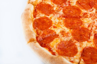 Taze İtalyan klasik orijinal pizza beyaz arka planda izole edilmiş.