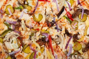 Taze İtalyan klasik orijinal pizza beyaz arka planda izole edilmiş.