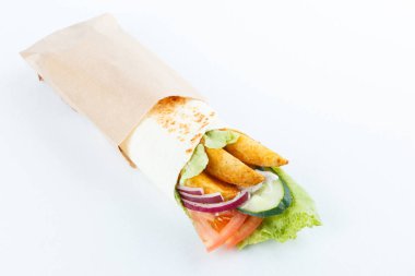 Patates ve sebze, üzerinde beyaz izole lezzetli lavaş alır. Menü fotoğraf