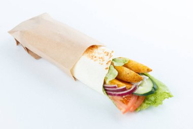 Patates ve sebze, üzerinde beyaz izole lezzetli lavaş alır. Menü fotoğraf