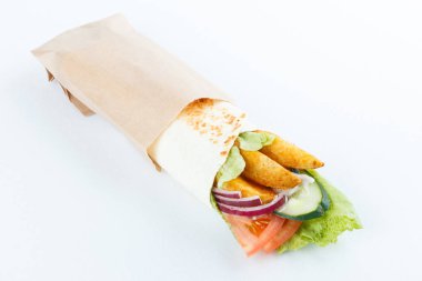 Patates ve sebze, üzerinde beyaz izole lezzetli lavaş alır. Menü fotoğraf