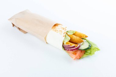 Patates ve sebze, üzerinde beyaz izole lezzetli lavaş alır. Menü fotoğraf