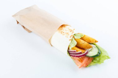 Patates ve sebze, üzerinde beyaz izole lezzetli lavaş alır. Menü fotoğraf