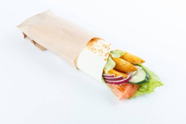 Patates ve sebze, üzerinde beyaz izole lezzetli lavaş alır. Menü fotoğraf