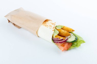 Patates ve sebze, üzerinde beyaz izole lezzetli lavaş alır. Menü fotoğraf