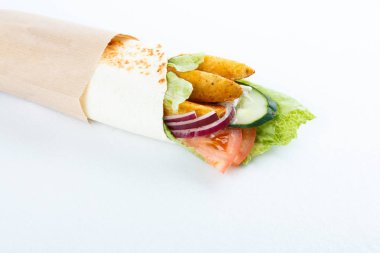 Patates ve sebze, üzerinde beyaz izole lezzetli lavaş alır. Menü fotoğraf