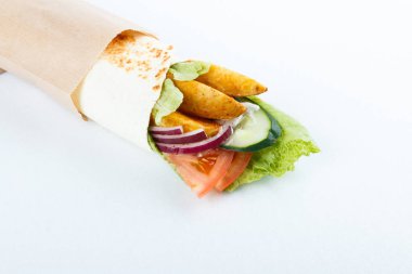 Patates ve sebze, üzerinde beyaz izole lezzetli lavaş alır. Menü fotoğraf