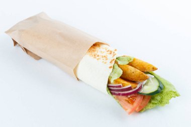 Patates ve sebze, üzerinde beyaz izole lezzetli lavaş alır. Menü fotoğraf