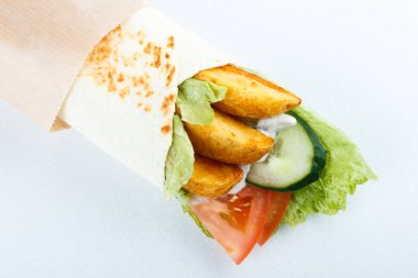 Patates ve sebze, üzerinde beyaz izole lezzetli lavaş alır. Menü fotoğraf