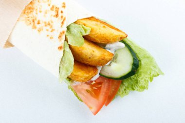 Patates ve sebze, üzerinde beyaz izole lezzetli lavaş alır. Menü fotoğraf