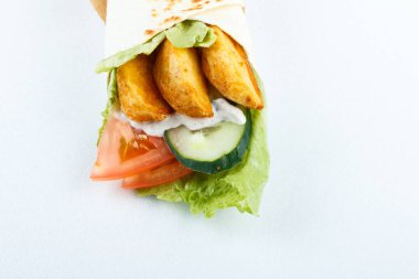 Patates ve sebze, üzerinde beyaz izole lezzetli lavaş alır. Menü fotoğraf