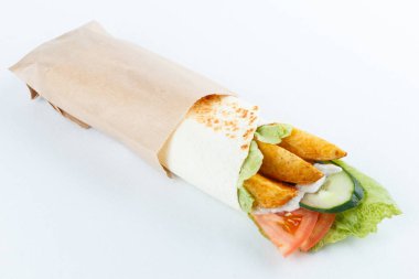 Patates ve sebze, üzerinde beyaz izole lezzetli lavaş alır. Menü fotoğraf