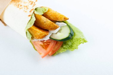 Patates ve sebze, üzerinde beyaz izole lezzetli lavaş alır. Menü fotoğraf