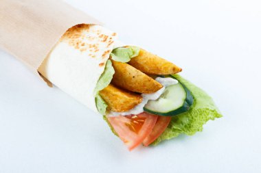 Patates ve sebze, üzerinde beyaz izole lezzetli lavaş alır. Menü fotoğraf