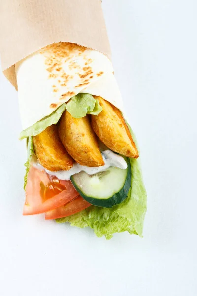 Savoureux rouleaux de lavash aux pommes de terre et légumes, isolés sur du blanc. menu photo — Photo