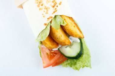 Patates ve sebze, üzerinde beyaz izole lezzetli lavaş alır. Menü fotoğraf