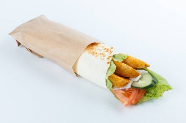 Patates ve sebze, üzerinde beyaz izole lezzetli lavaş alır. Menü fotoğraf