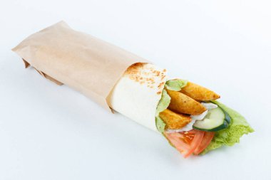 Patates ve sebze, üzerinde beyaz izole lezzetli lavaş alır. Menü fotoğraf