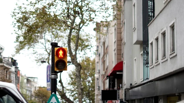 trafik ışığı ve değil bir parlak backgroundred Led ışık işaretini belirten yol geçiş için izin verme           