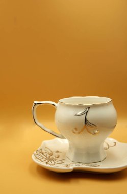 bir izole sarı arka planda dekoratif kupa