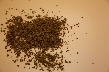 Turuncu arka planda rendelenmiş kahve