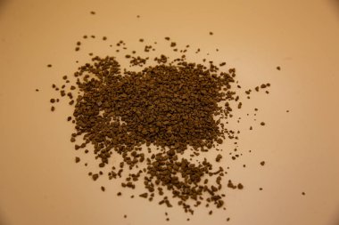 Turuncu arka planda rendelenmiş kahve