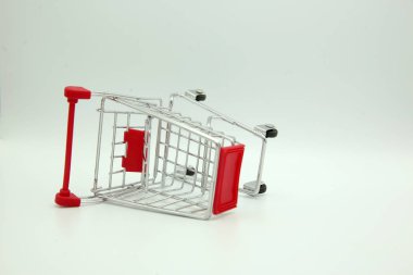 beyaz arka planda süpermarket tramvayı