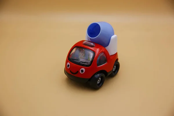 Brinquedos Infantis Carros Fundo Amarelo — Fotografia de Stock