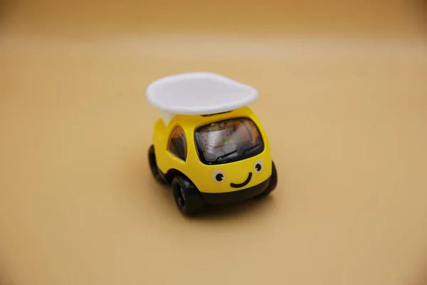 Juguetes Para Niños Coches Fondo Amarillo — Foto de Stock