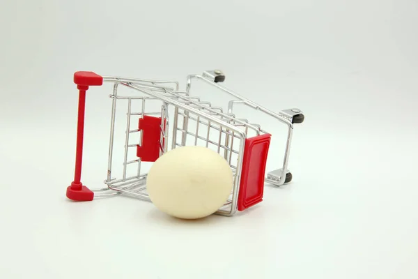 Gevallen Trolley Voor Een Supermarkt Met Drie Eieren Een Witte — Stockfoto