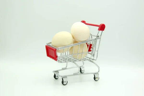 有三个鸡蛋的超级市场推车 — 图库照片
