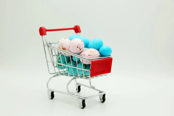 Carrinho Supermercado Com Chocolate Fundo Branco — Fotografia de Stock