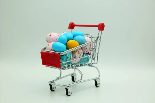 Carrinho Supermercado Com Chocolate Fundo Branco — Fotografia de Stock