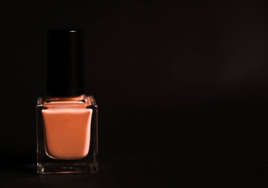 Beyaz üzerine izole edilmiş parlak oje grupları