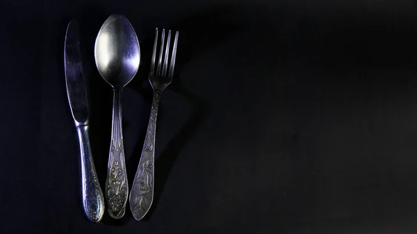 Beeld van antiquair zilveren vork, lepel en een mes op witte achtergrond — Stockfoto
