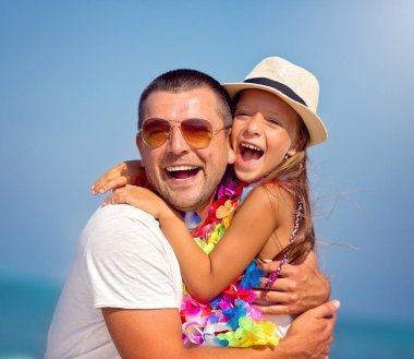 Yaz, Aile, tatil kavramı. Baba ile kızı eğleniyor