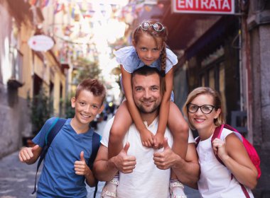 Turizm. Aile birlikte eğleniyor. Yaz tatili.