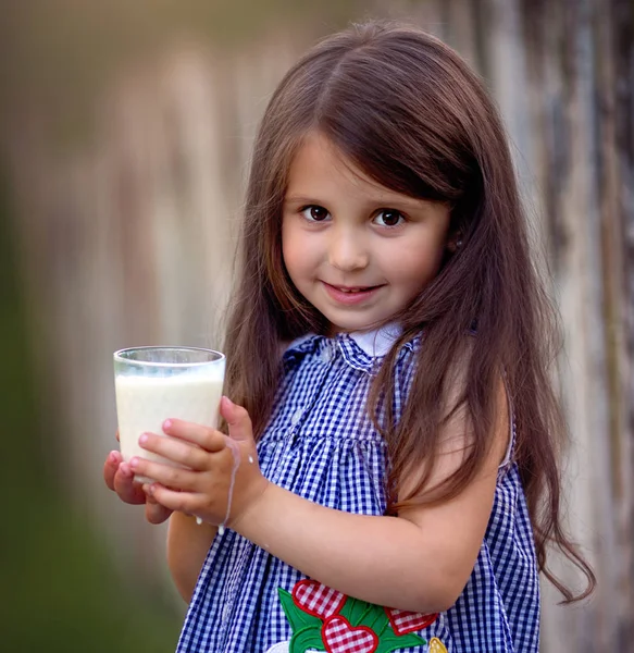 Schattige Mooie Meisje Met Melk — Stockfoto