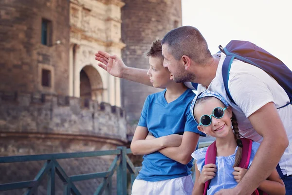 Turismo Familia Divirtiéndose Juntos Vacaciones Verano — Foto de Stock