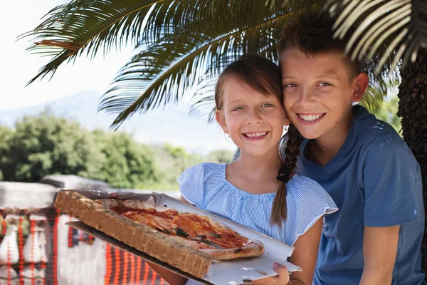 Cute Kids Holding Pizza — Stock Photo, Image