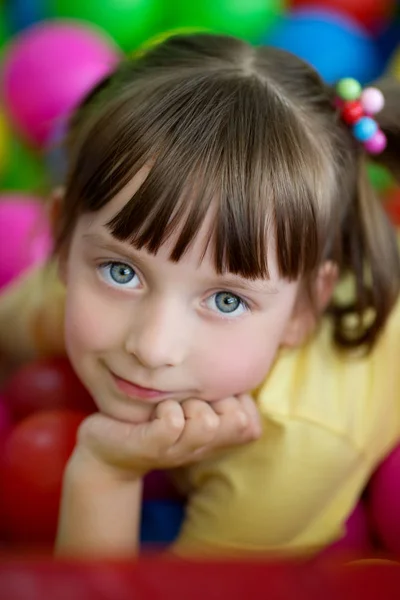 Ładna Dziewczynka Sali Gry Kolorowych Kulek — Zdjęcie stockowe