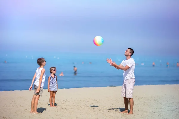 Vater Mit Kindern Spielt Tagsüber Fußball Strand — Stockfoto