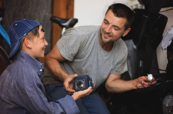 Padre Meccanico Con Figlio Esaminando Auto Presso Garage Riparazione — Foto Stock