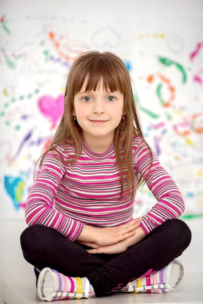 Portret Van Een Schattig Vrolijke Klein Blij Meisje Toont Haar — Stockfoto